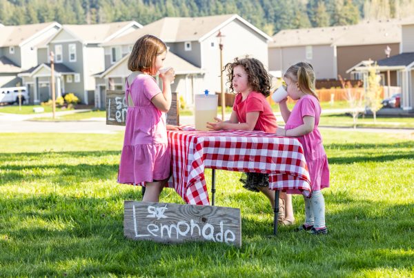 teaching kids about money with a lemonade stand in a neighborhodd